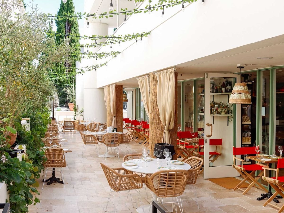 The terrace on Montana Avenue